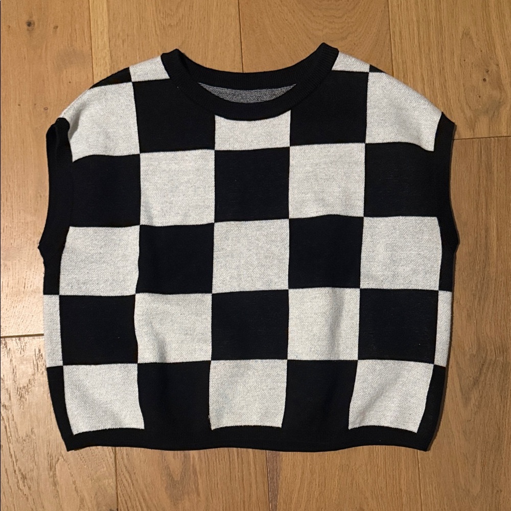 Sleeveless Checkerboard Crewneck Sweater Vest in Black & White
